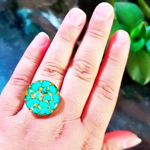 انگشتر فیروزه ساخته شده با رزین و سنگ فیروزه و ورق طلا